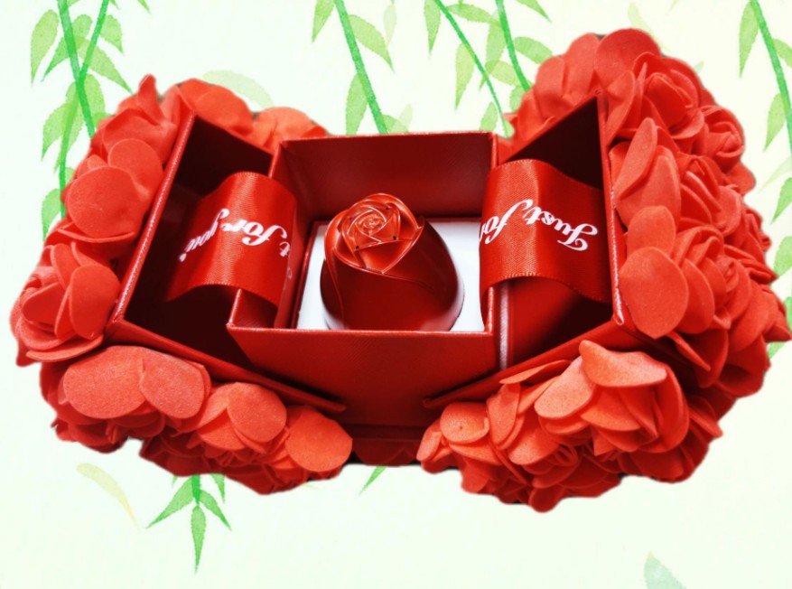 Valentine’s Day Rose Necklace – Jewelry Gift Box for Her